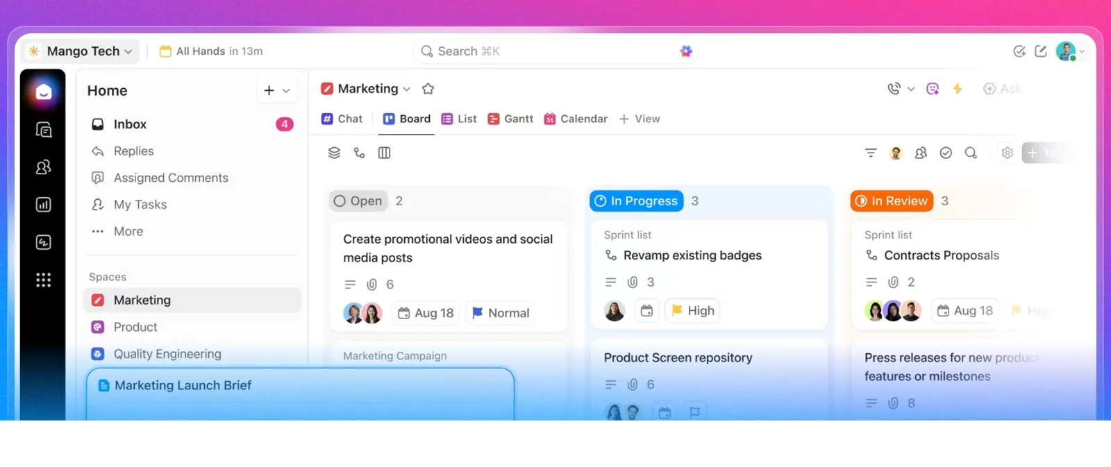 ClickUp のボードビュー。Open / In Progress / In Review の列にタスクカードが並び、担当者・期限・優先度が表示。上部に List・Gantt・Calendar のタブ